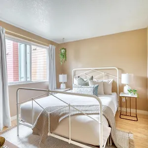 https://stay-collection-adorable-bright-1-bed-near-ohsu.portland-hotels.info